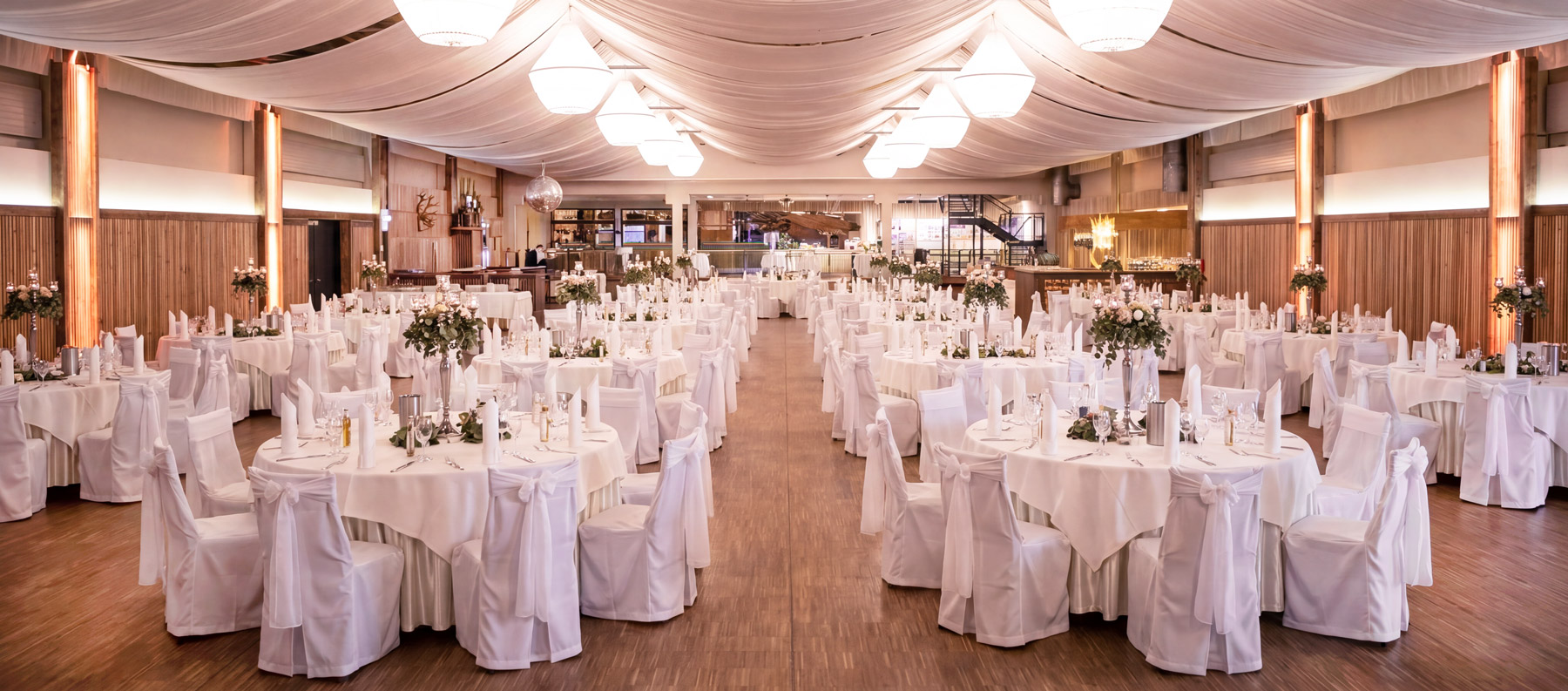 Großer Saal Donaucenter Schubert Osterhofen, große Firmenfeier, Weihnachtsfeier mit vielen Gästen